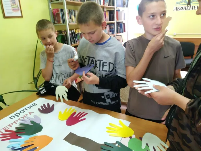 Ребята создают плакат