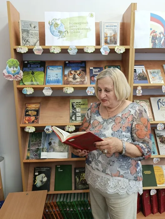 Литвинова Л. рассматривает редкие и исчезающие растения