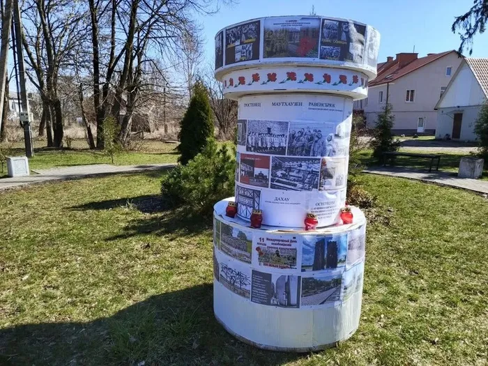 на фотографии информационный стенд