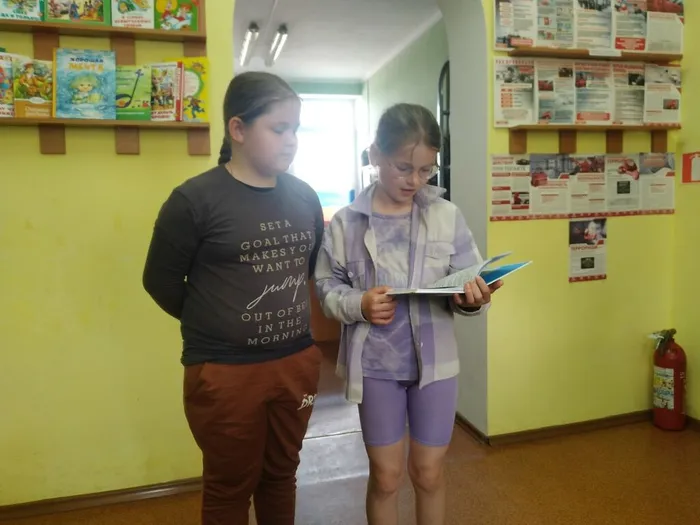 Диана и Катя чмтают рассказ В.Голявкина