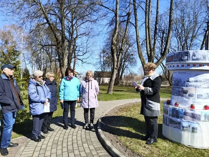 на фотографии участники акции читают стихи
