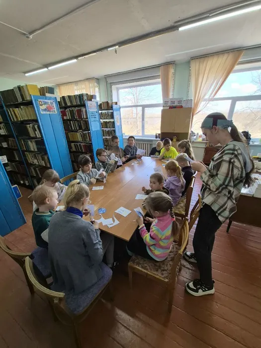 Участники трудятся над созданием поделки